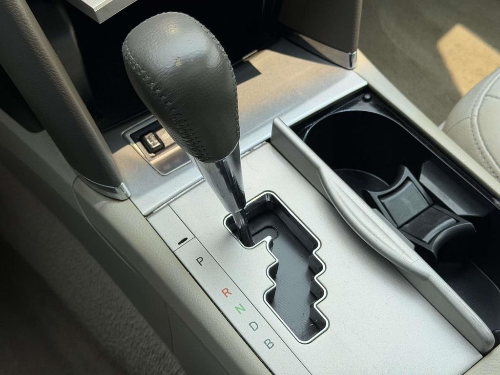 Used 2007 White Toyota Base image 6