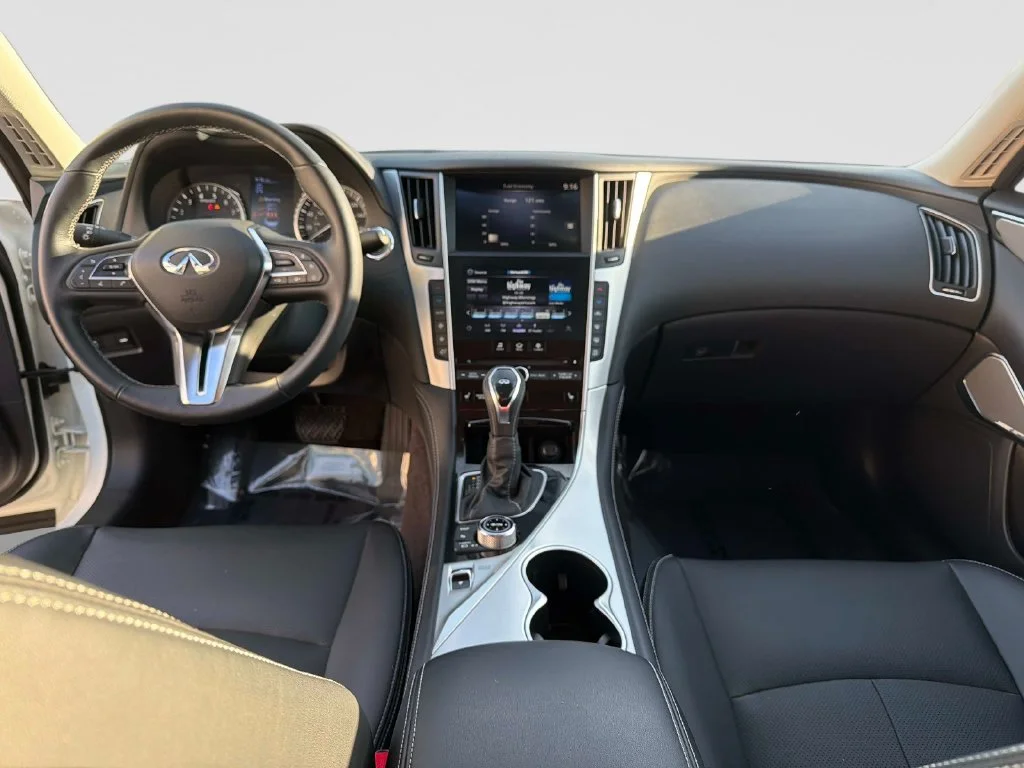 Used 2023 White INFINITI LUXE image 17