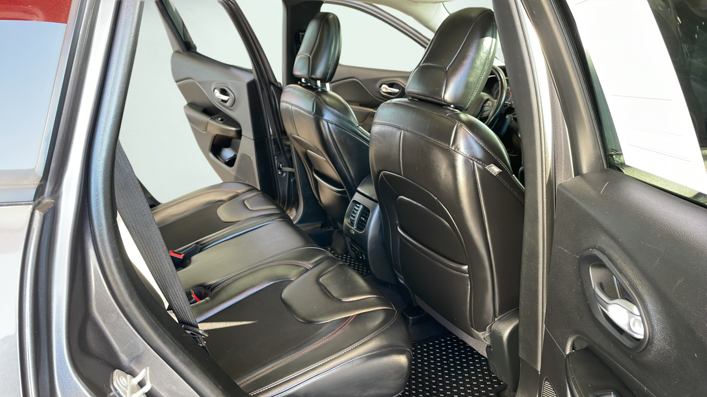 Used 2019 Gray Jeep Trailhawk image 13