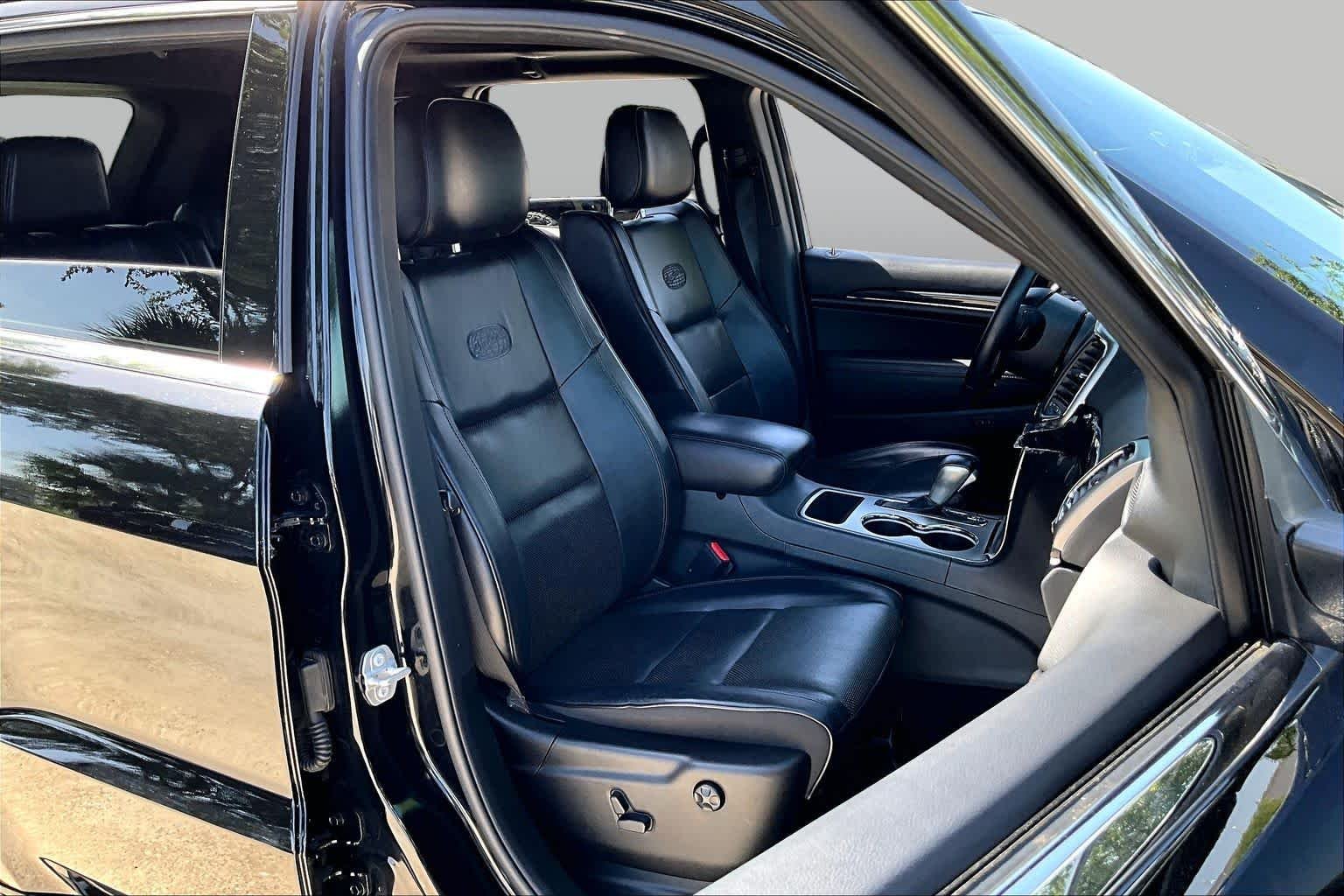 Used 2018 Diamond Black Crystal Pearlcoat Jeep Overland image 9