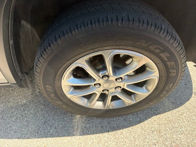 Used 2016 Silver Jeep Limited image 12