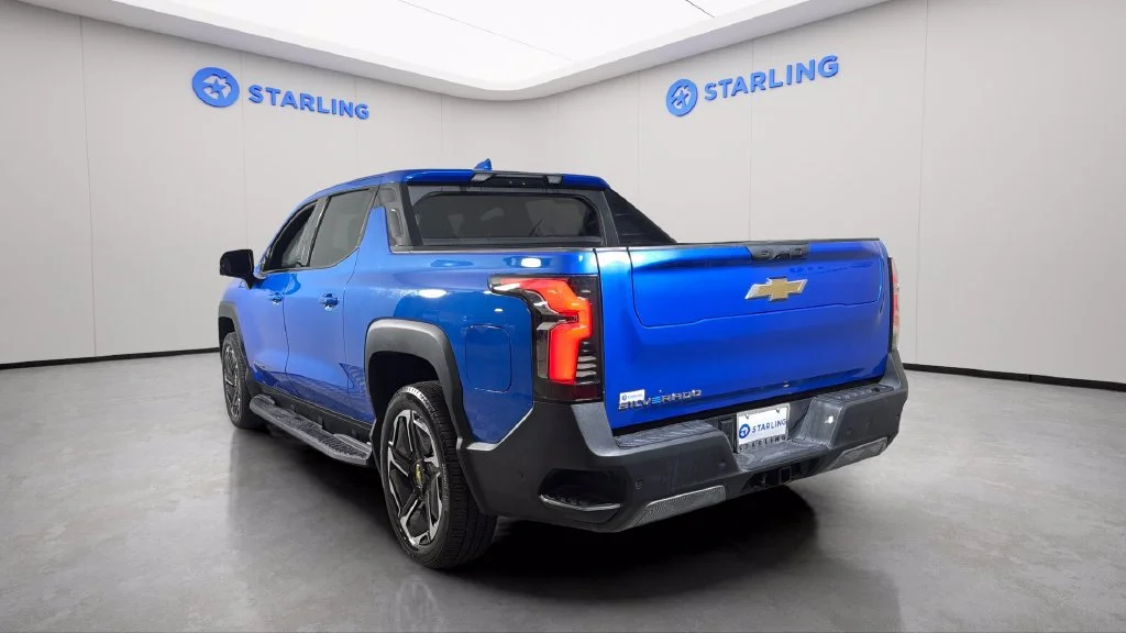 Used 2025 Riptide Blue Metallic Chevrolet LT - Extended Range image 6