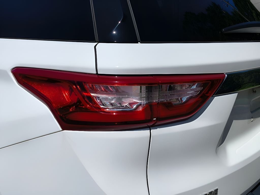 Used 2020 Summit White Chevrolet LS image 4