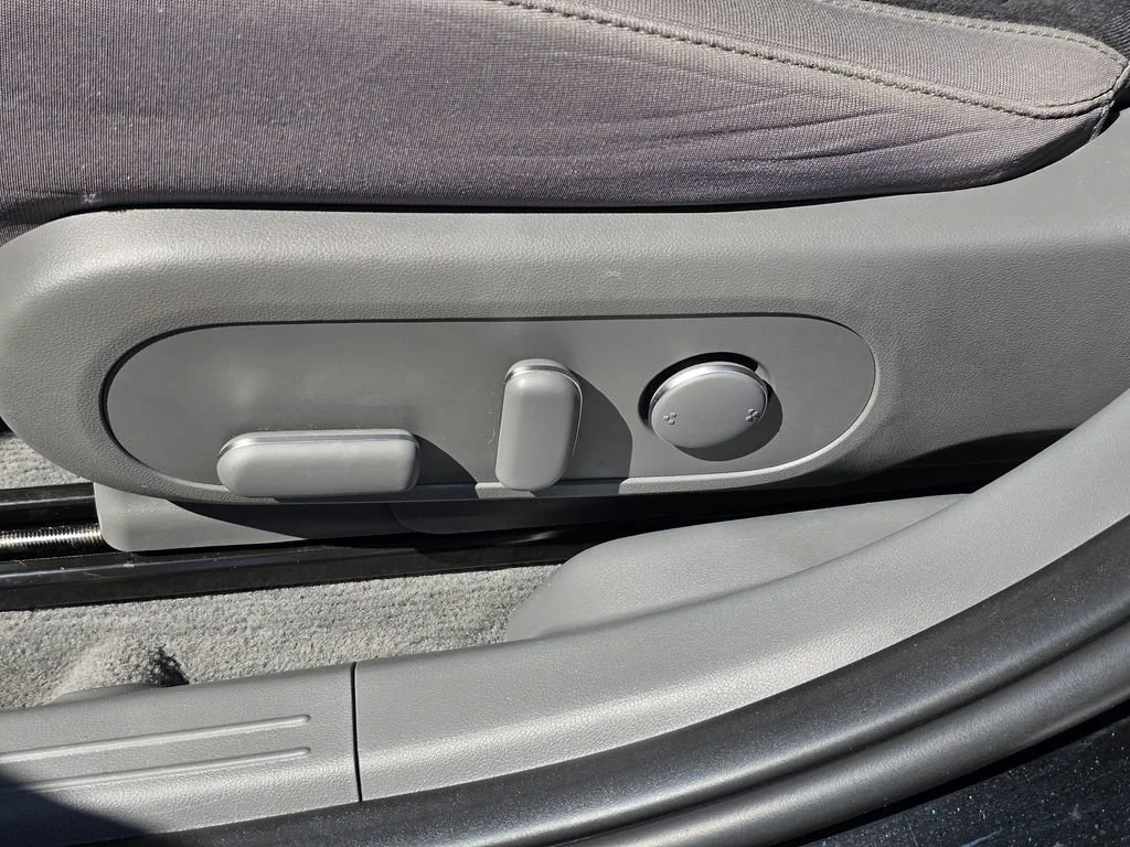 Used 2022  Hyundai SE image 22