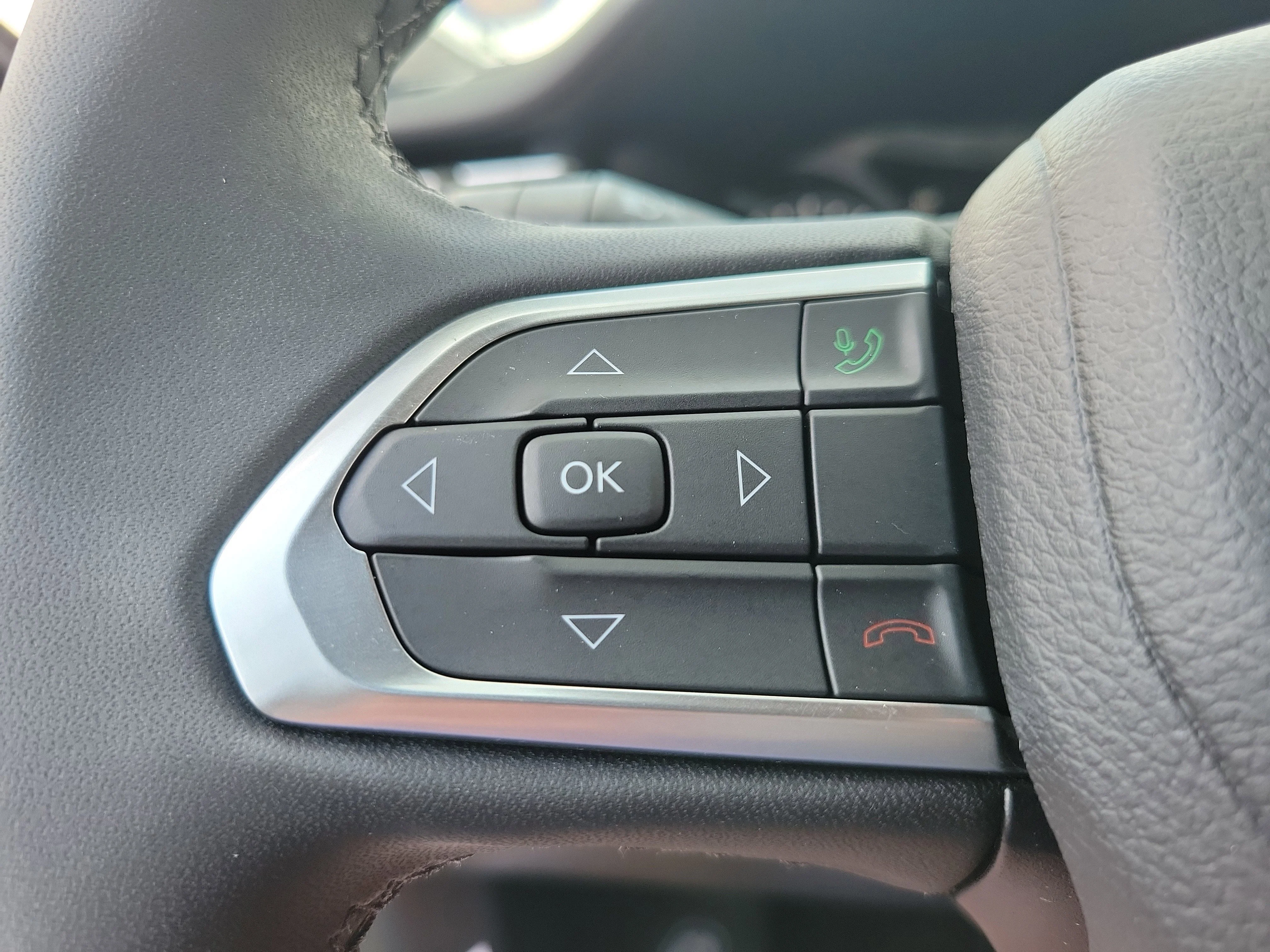 Used 2024 Diamond Black Crystal Pearlcoat Jeep Latitude image 15