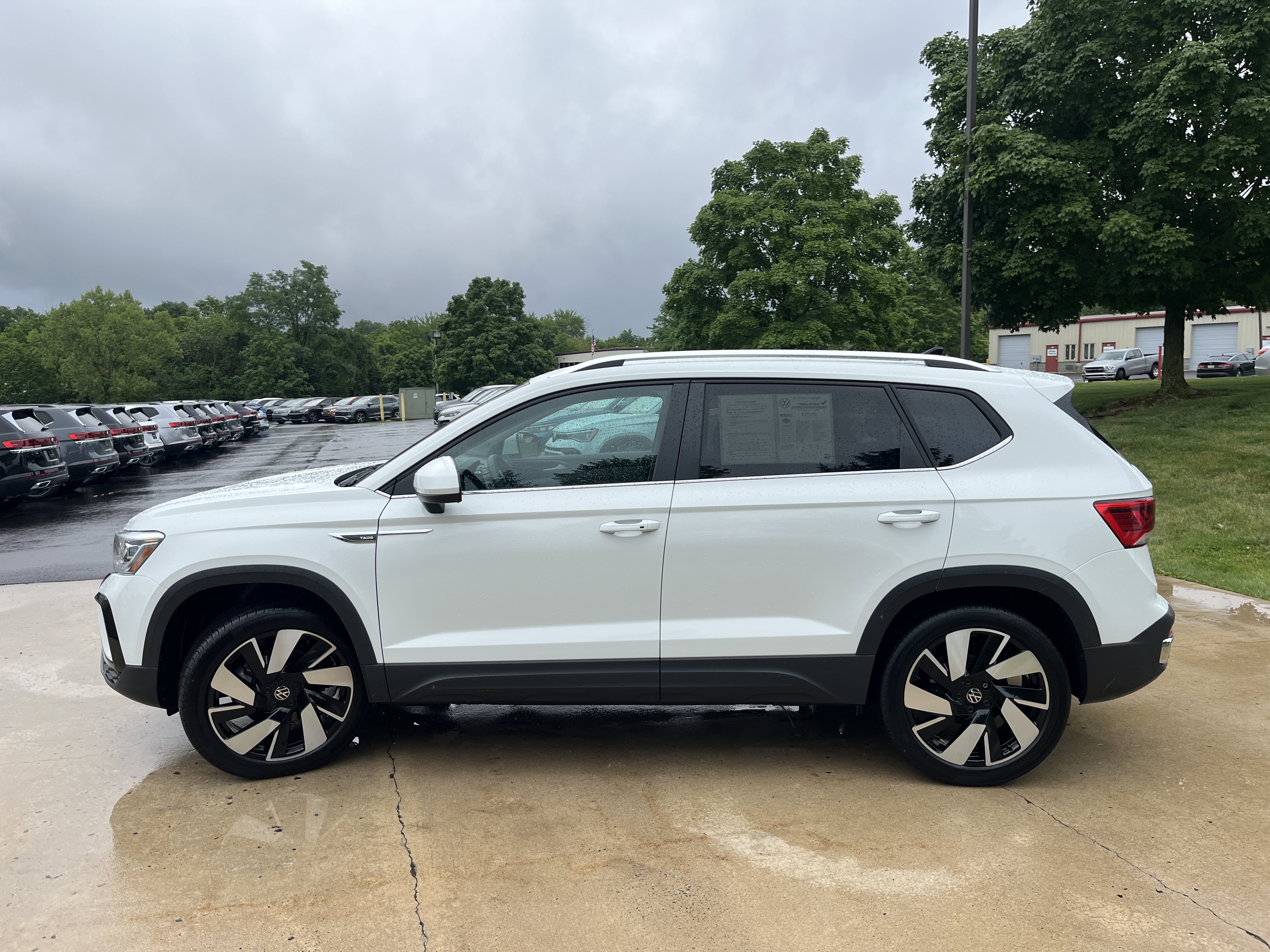 Used 2024  Volkswagen SEL image 9