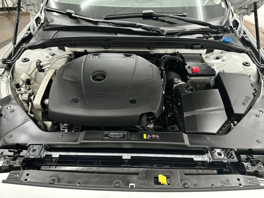 Used 2019 White Volvo T5 Momentum image 12