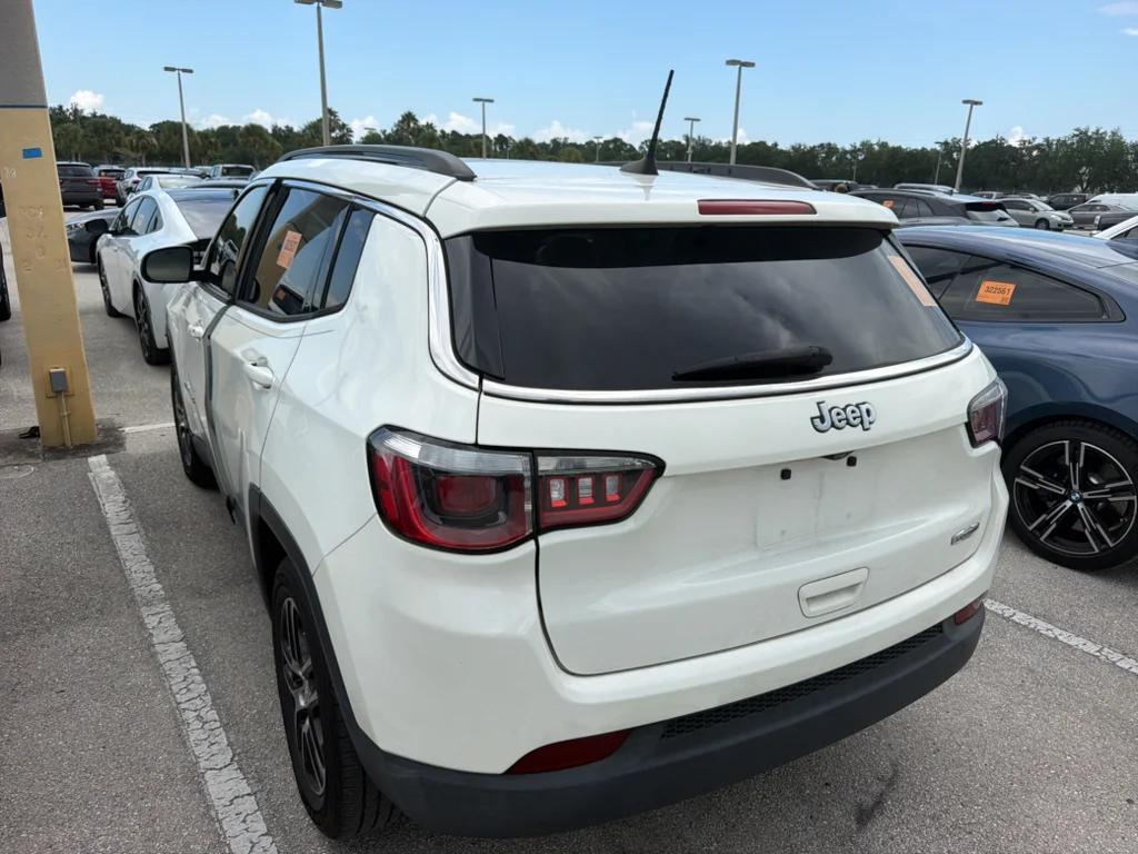 Used 2019 White Clearcoat Jeep Latitude w/Sun/Wheel Pkg image 2