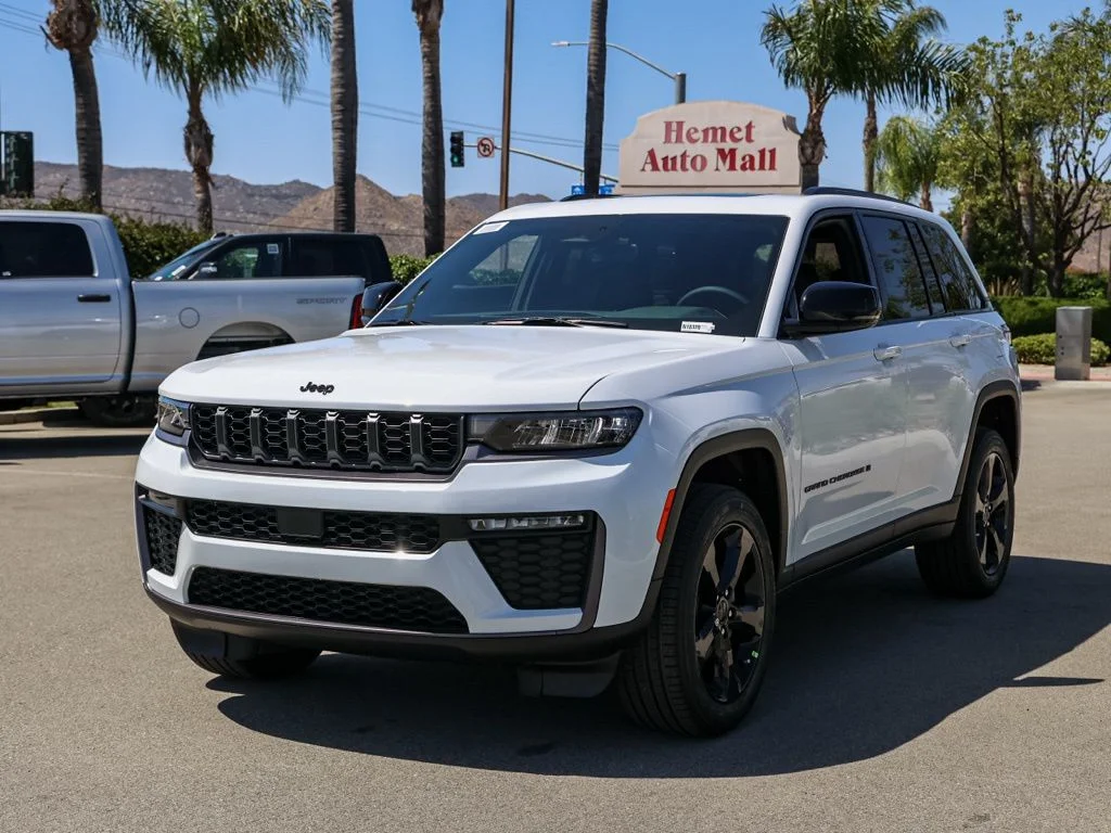 New 2026 Bright White Clear-Coat Exterior Paint Jeep Limited image 7