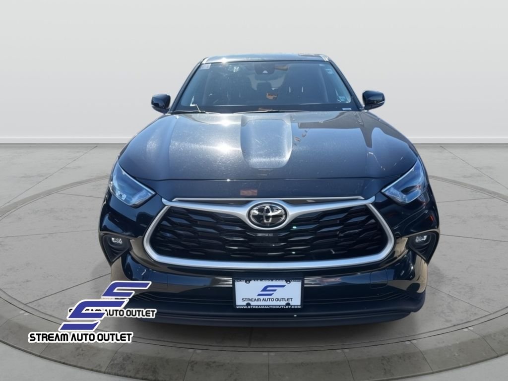 2023 Toyota Highlander LE photo 3