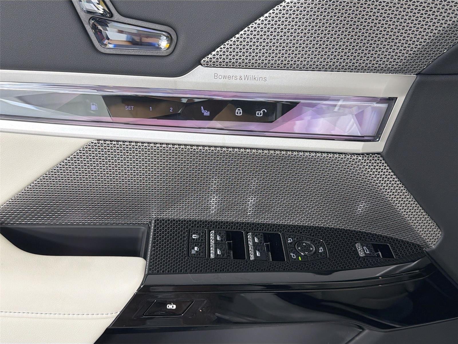 New 2026 Mineral White Metallic BMW 750e xDrive image 17