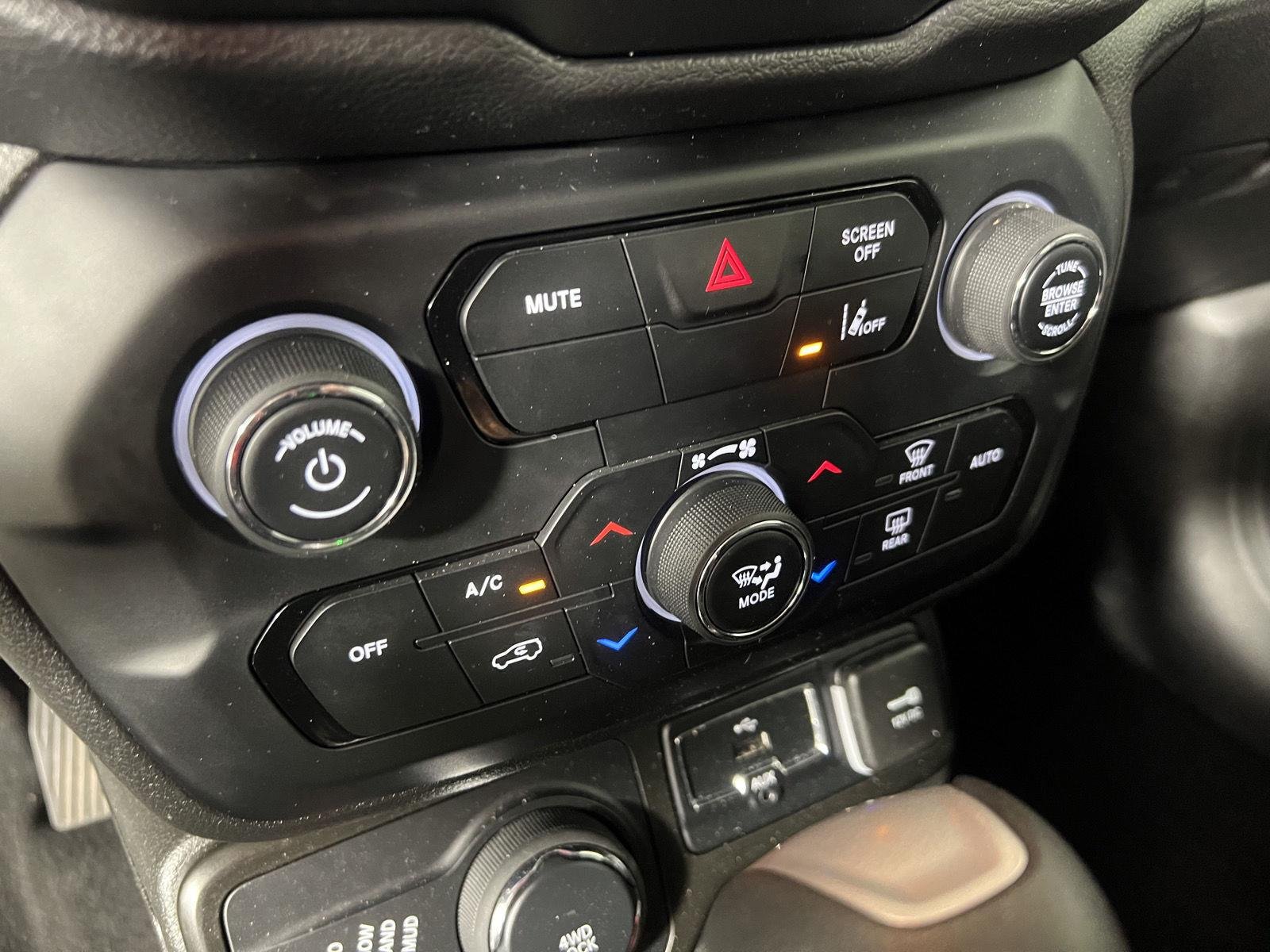 Used 2022 Black Clearcoat Jeep Latitude image 17