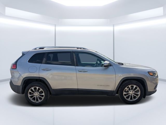 Used 2019 Silver Jeep Latitude Plus image 2
