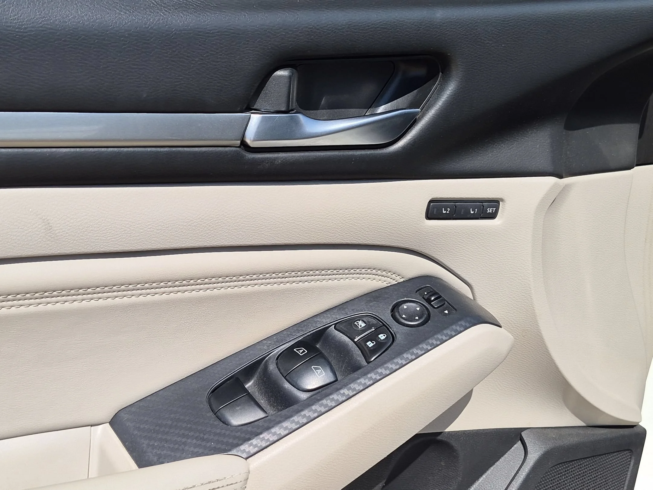 Used 2019 White Nissan 2.5 Platinum image 12