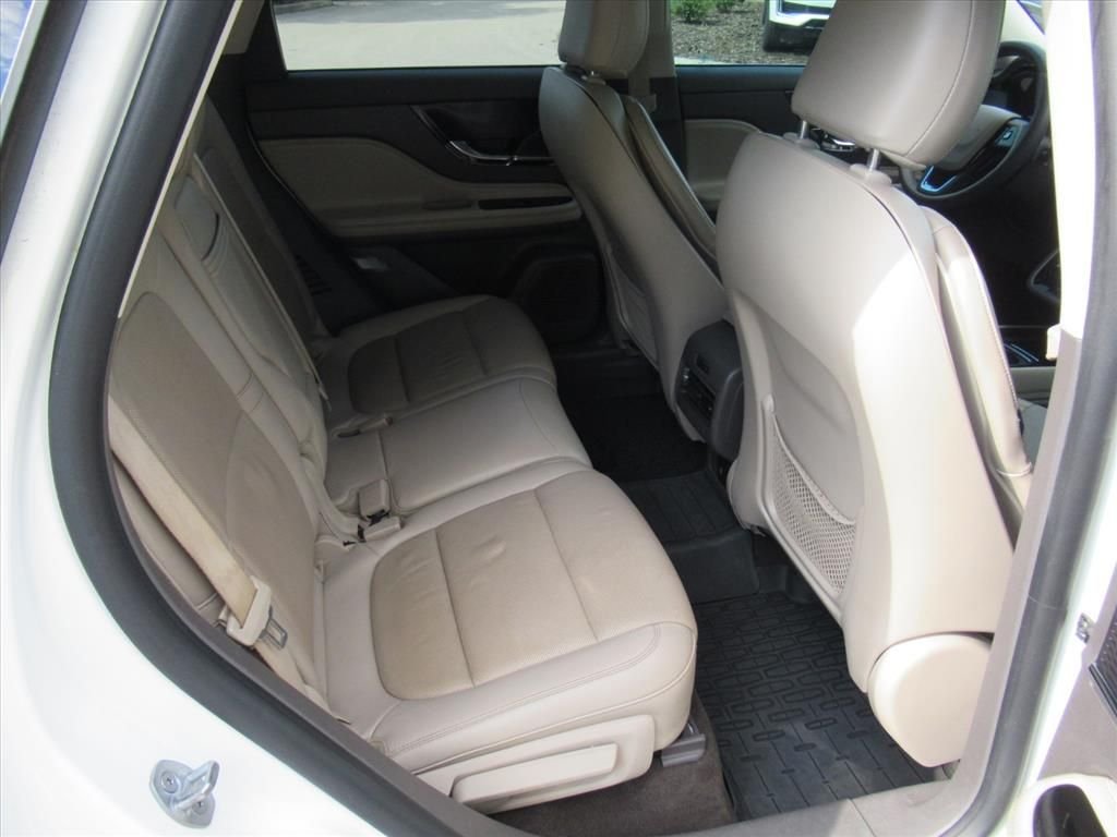 Used 2022 White Lincoln Standard image 31