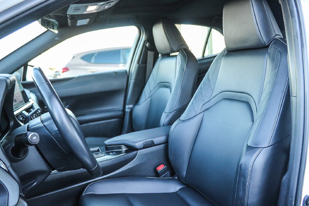 2025 Lexus UX Hybrid 300h - Photo 17