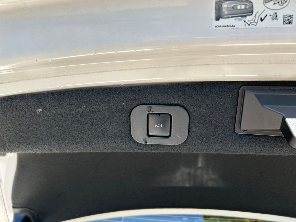 Used 2017 White Lincoln Select image 31