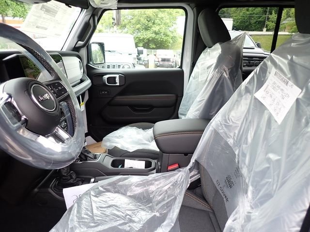 New 2026 Bright White Clear-Coat Exterior Paint Jeep Sahara image 14