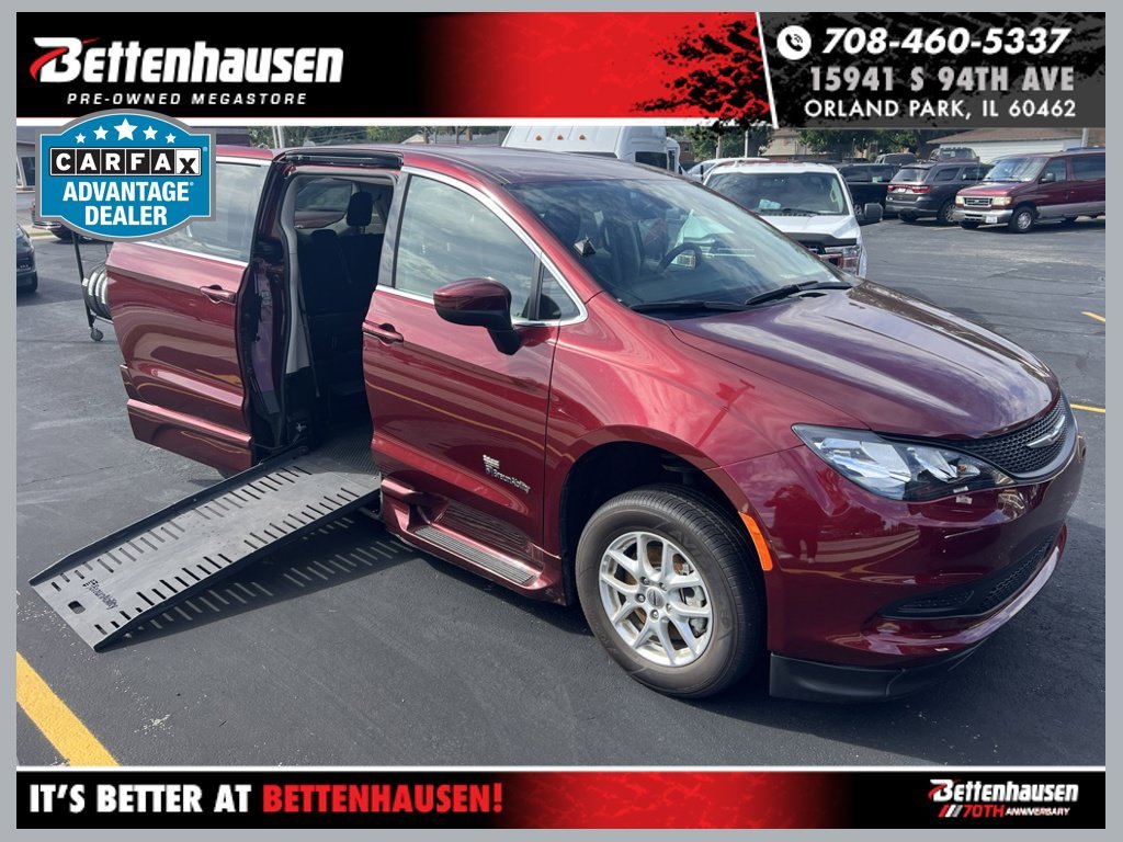 2022 Chrysler Voyager LX