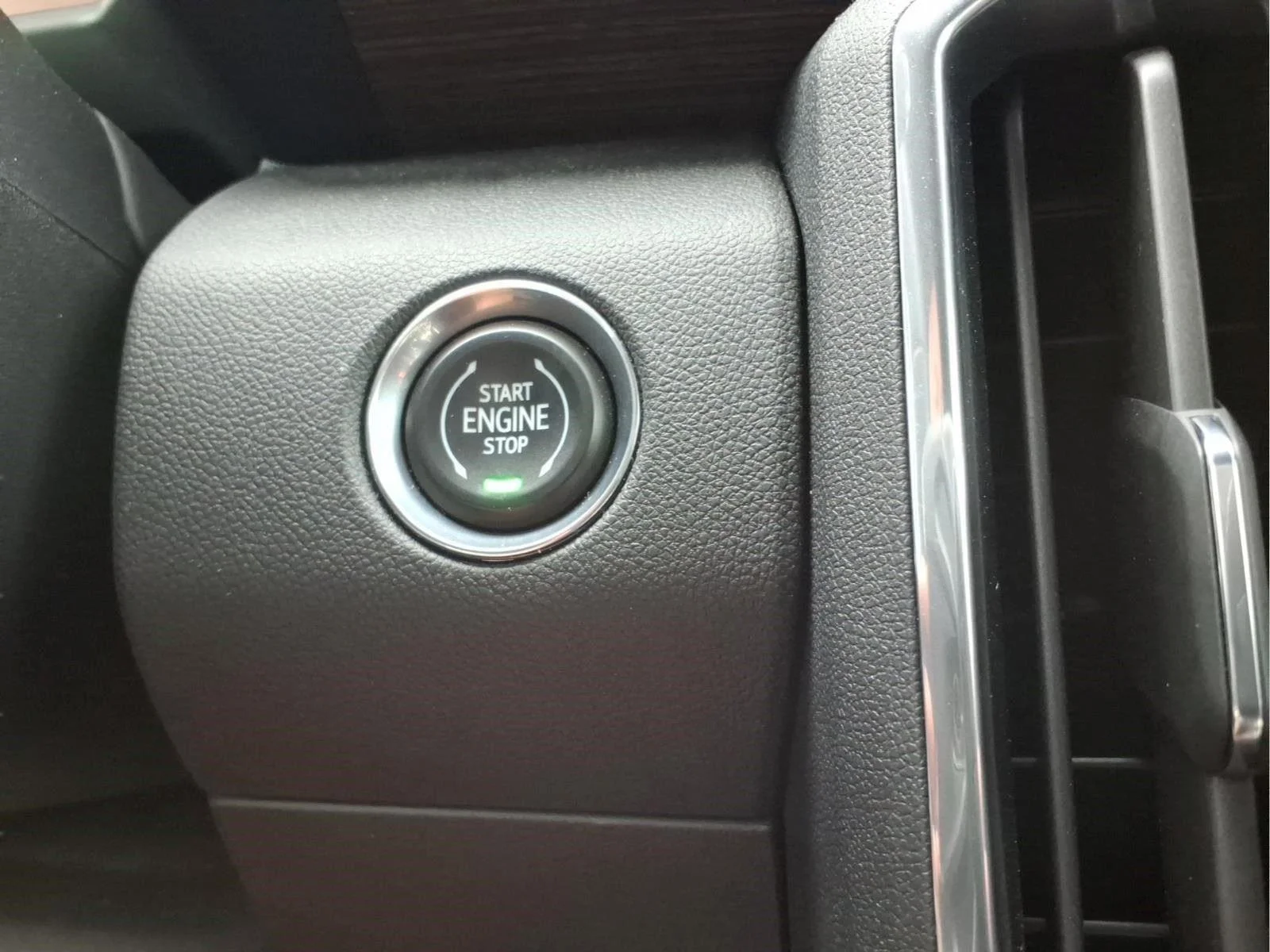 Used 2025 White Frost Tricoat GMC Denali image 30