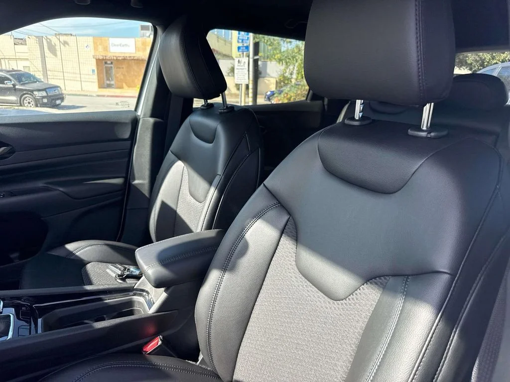 New 2026 White Jeep Latitude image 21