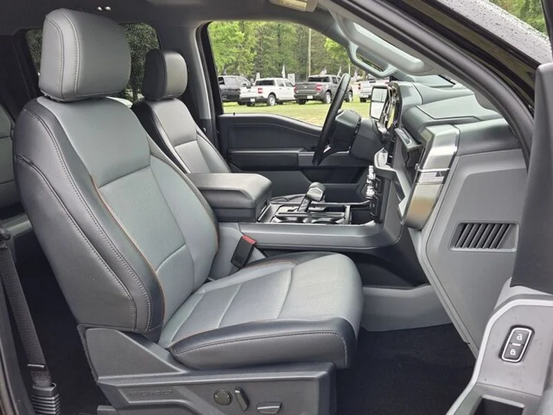 Used 2025 Agate Black Metallic Ford LARIAT image 15