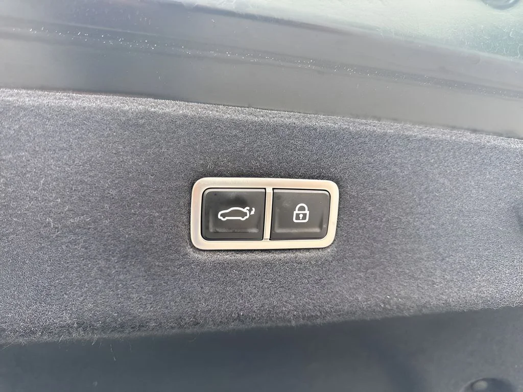 Used 2023 Green Hyundai SEL image 28