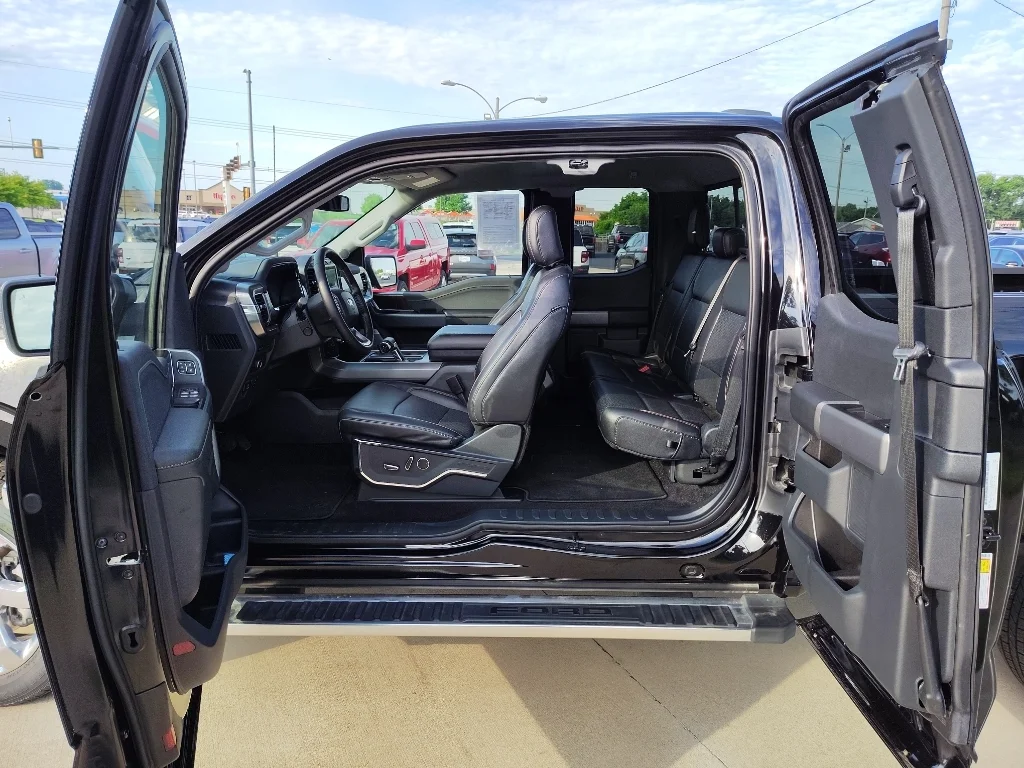Used 2022 Agate Black Metallic Ford LARIAT image 26