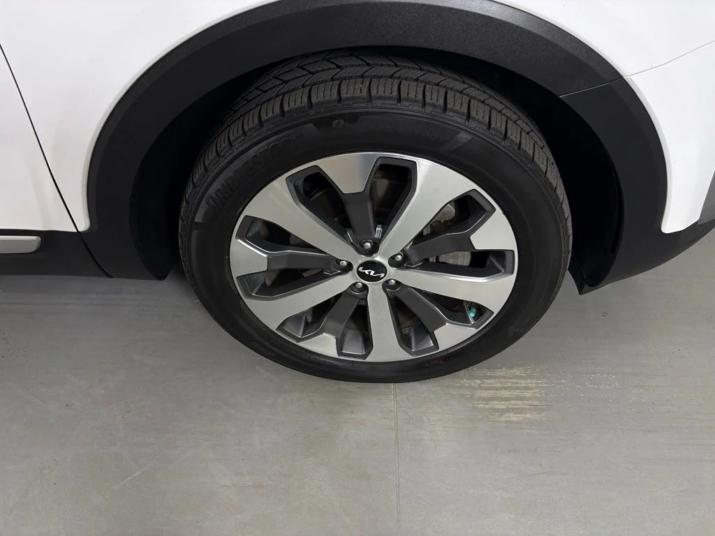 Used 2022 White Kia S image 10
