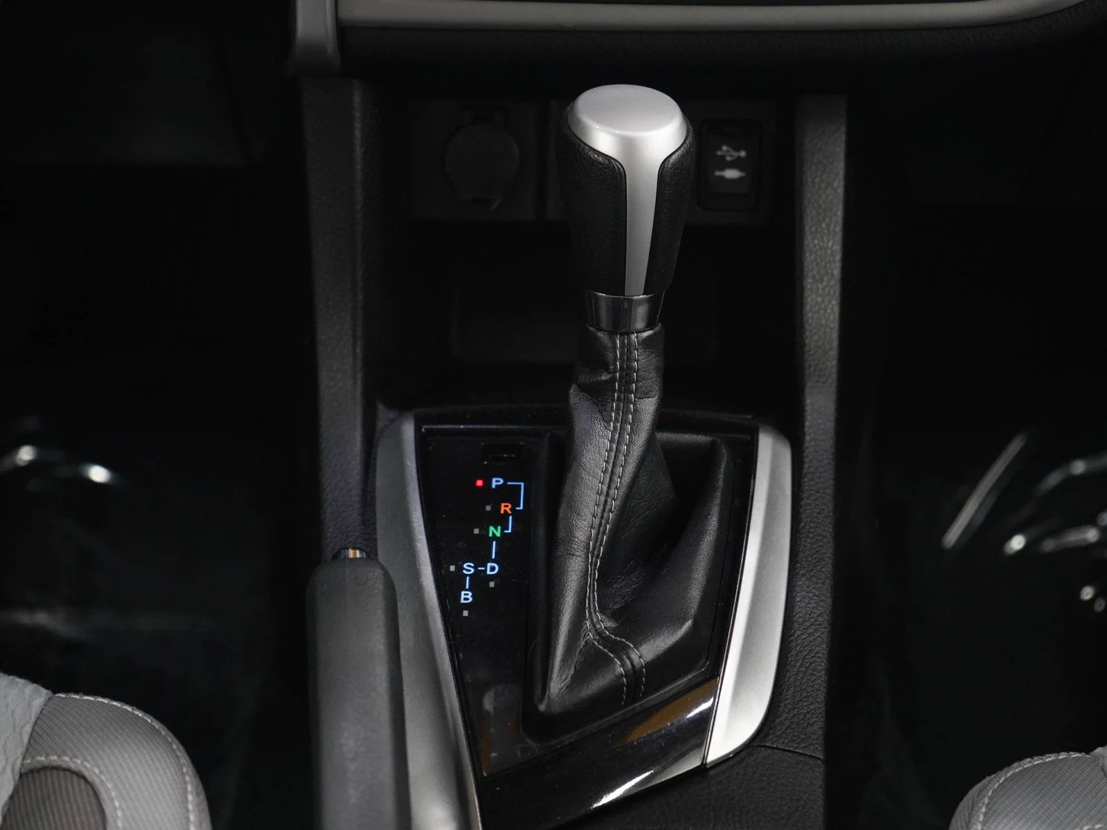 Used 2017  Toyota LE image 17
