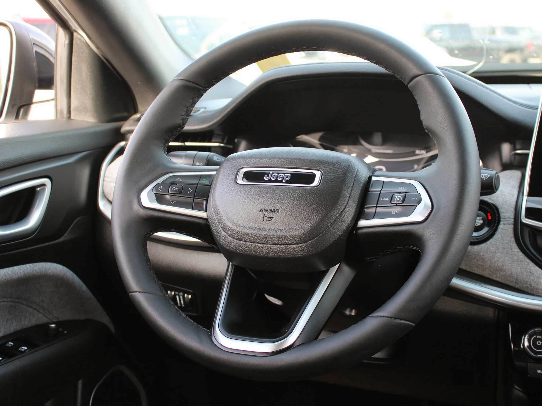 Certified Used 2025 White Jeep North * No Accidents | Heated Seats | Apple CarPlay | Remote Start | Forward Collision Warning image 6
