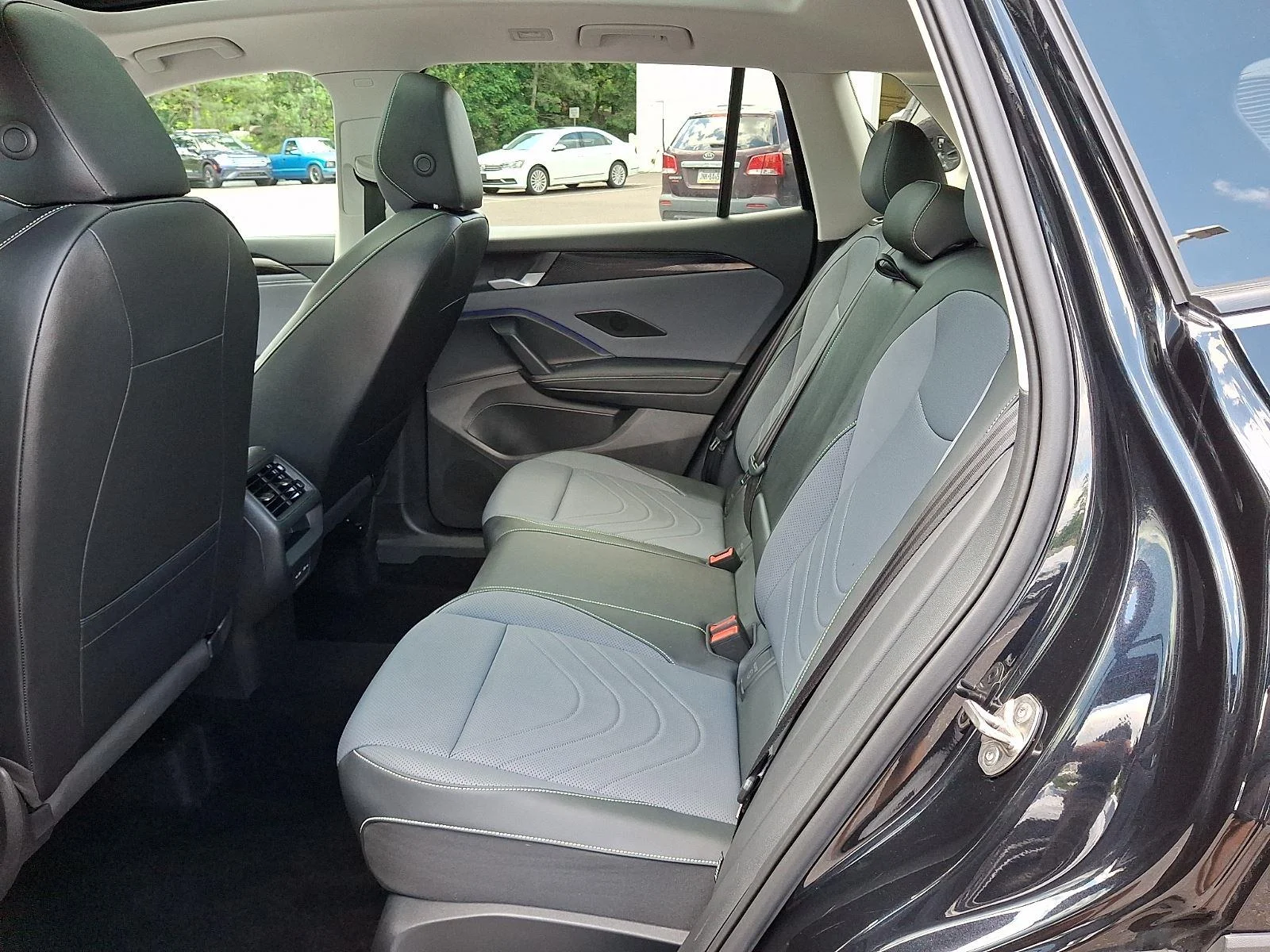 Used 2025 Deep Black Pearl Volkswagen SE image 9