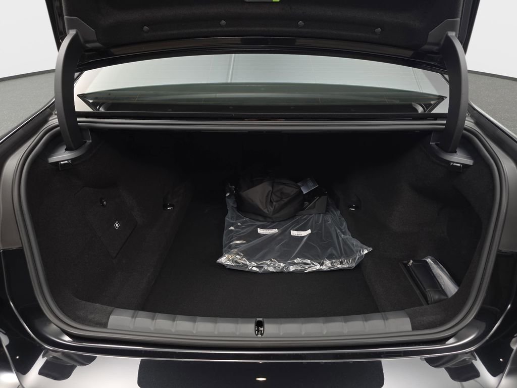 New 2026 Black Sapphire Metallic BMW 750e xDrive image 12