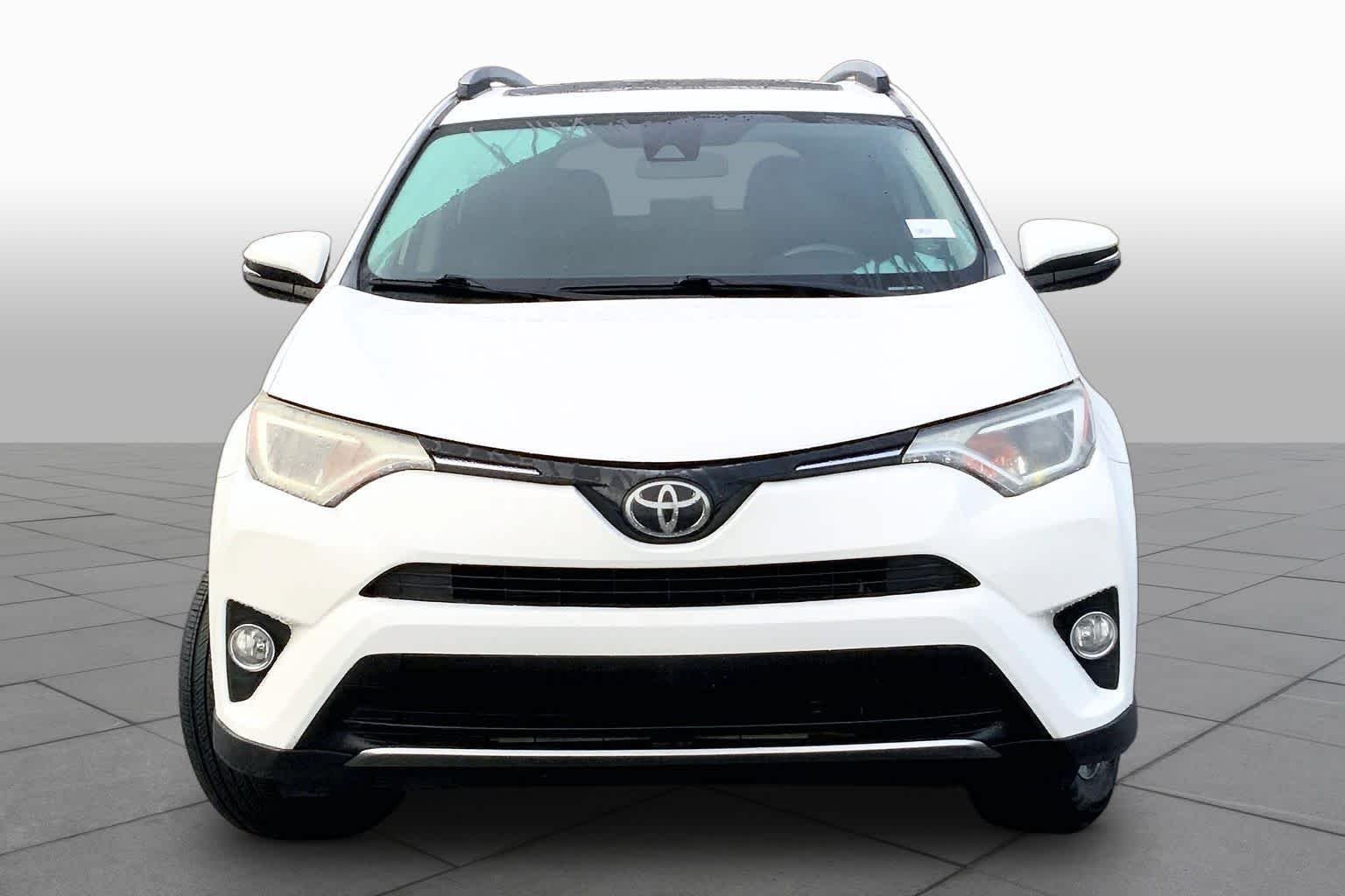 Used 2017 Super White Toyota XLE image 4