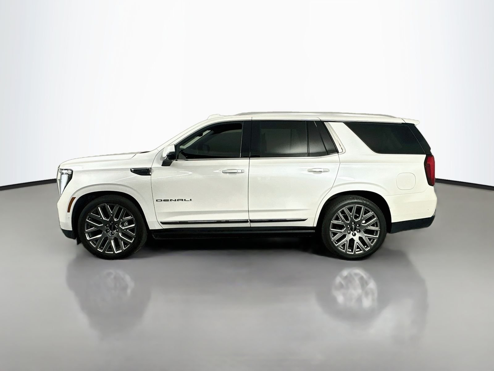 Used 2025 White GMC Denali Ultimate image 5