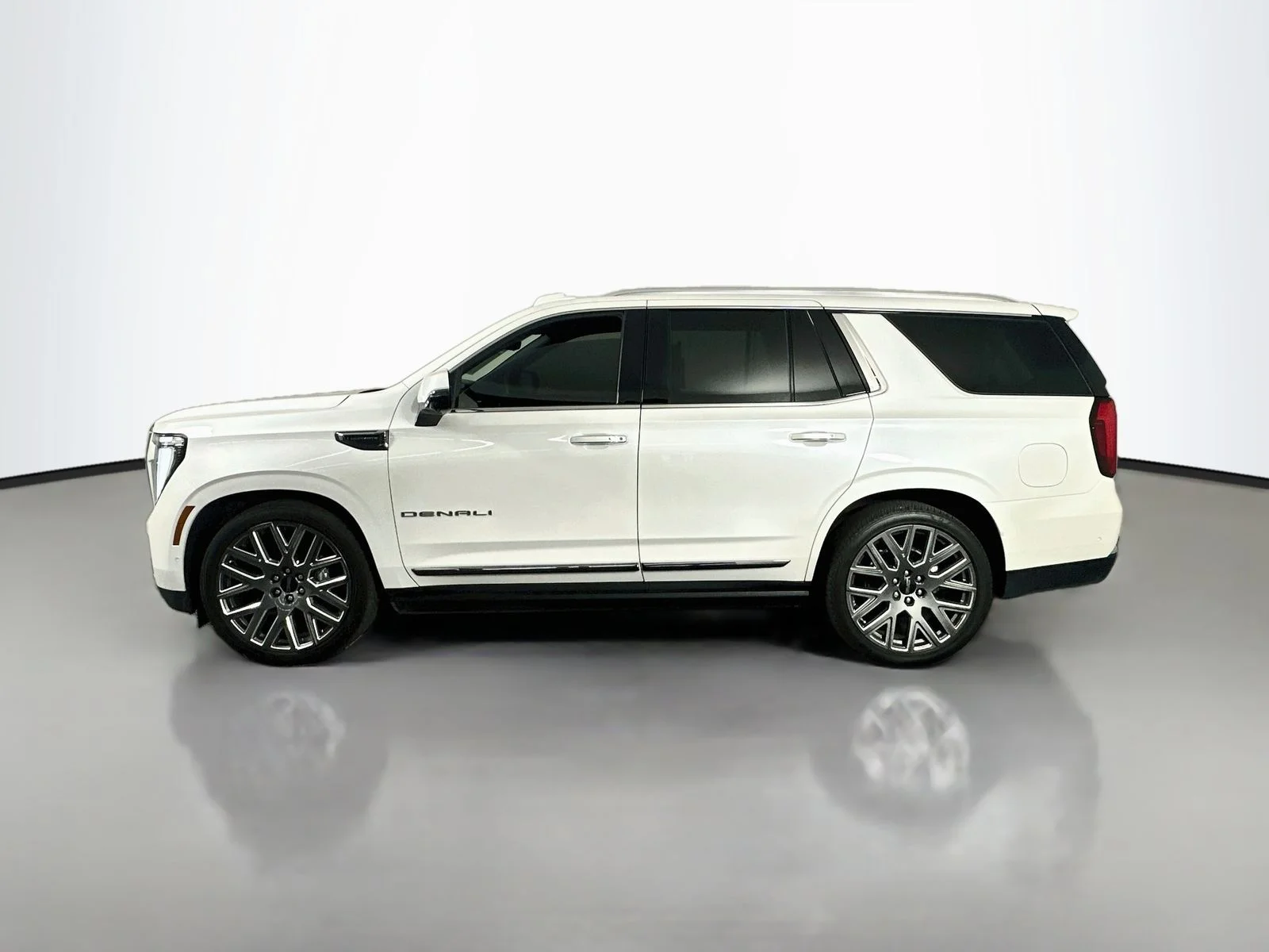 Used 2025 White GMC Denali Ultimate image 5