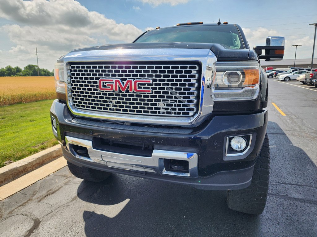 Used 2015 Onyx Black GMC Denali image 2