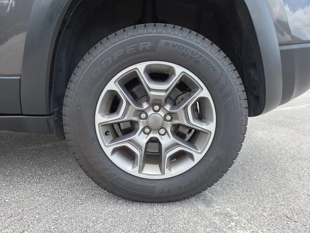 Used 2022 Granite Crystal Metallic Clearcoat Jeep Trailhawk image 21