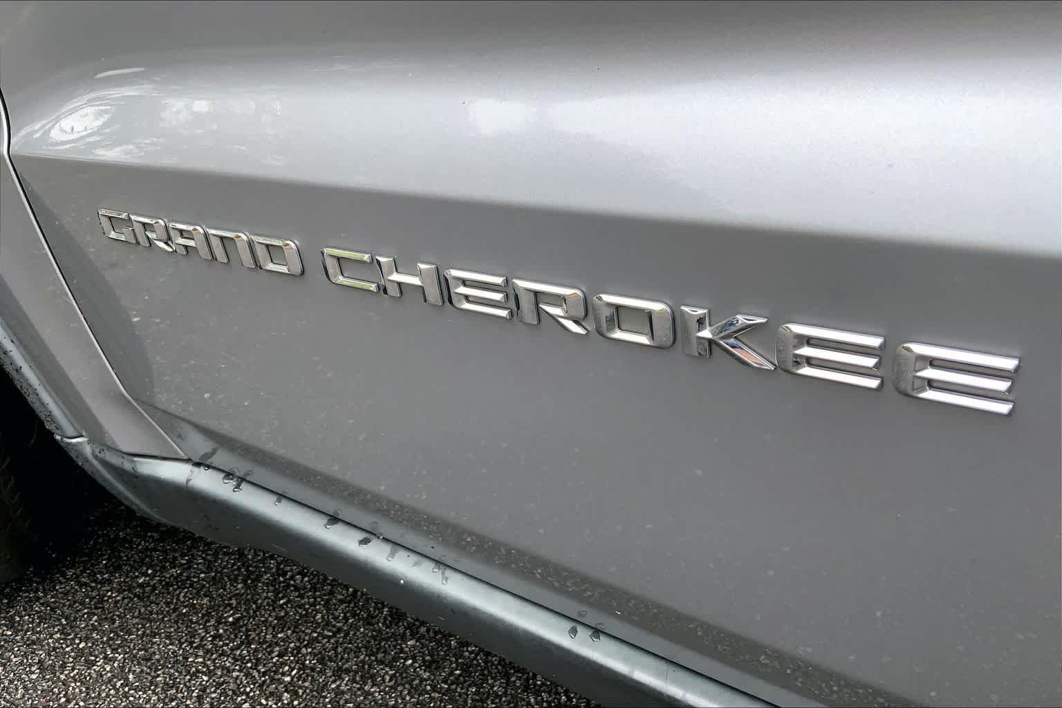 Used 2014 Billet Silver Metallic Clearcoat Jeep Laredo image 28