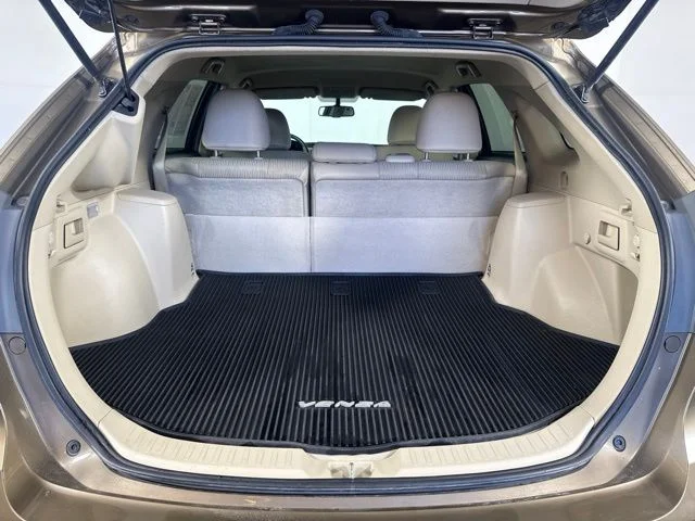 Used 2014 Gold Toyota LE image 20