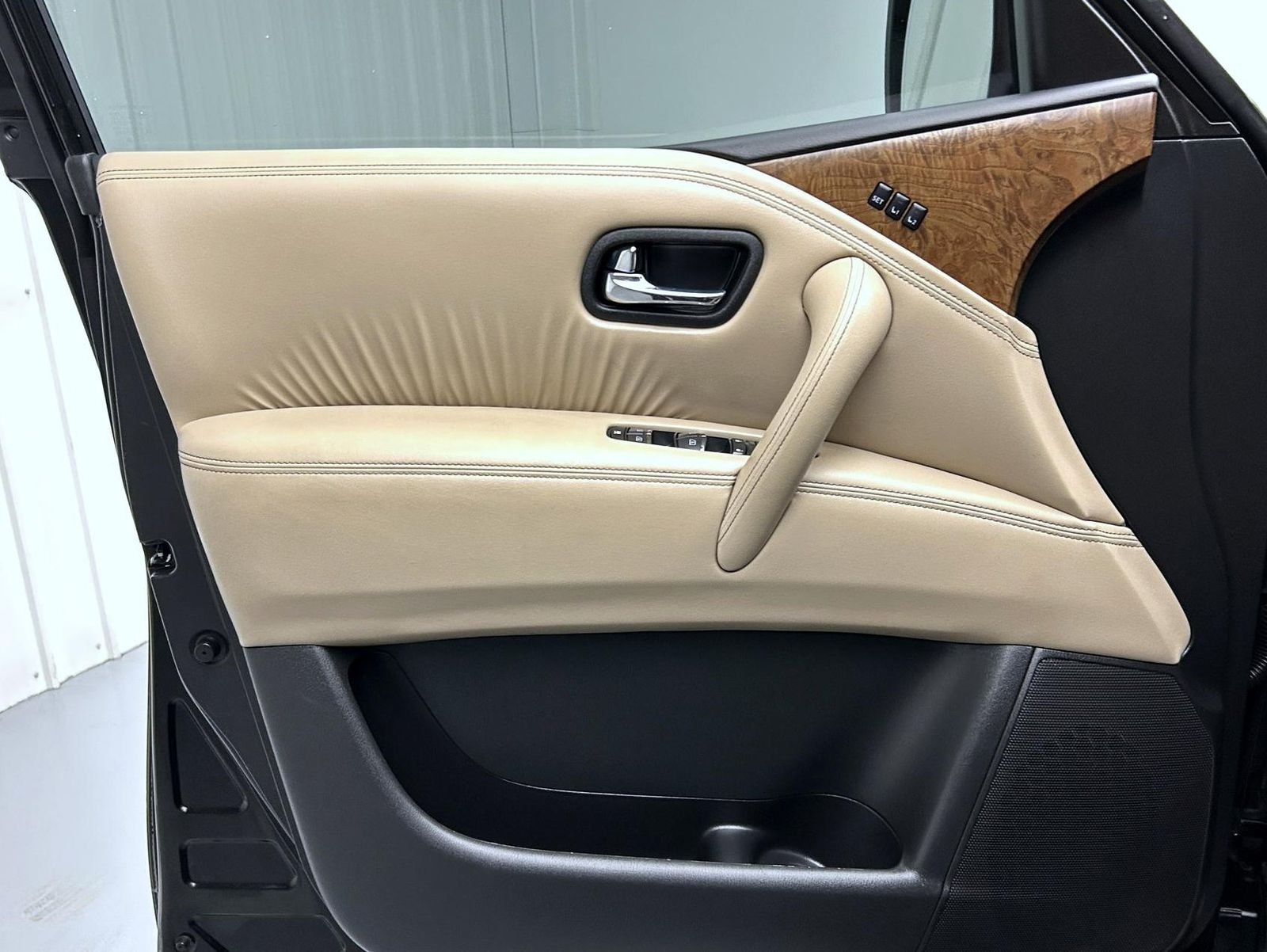 Used 2023 Black Nissan SL image 9
