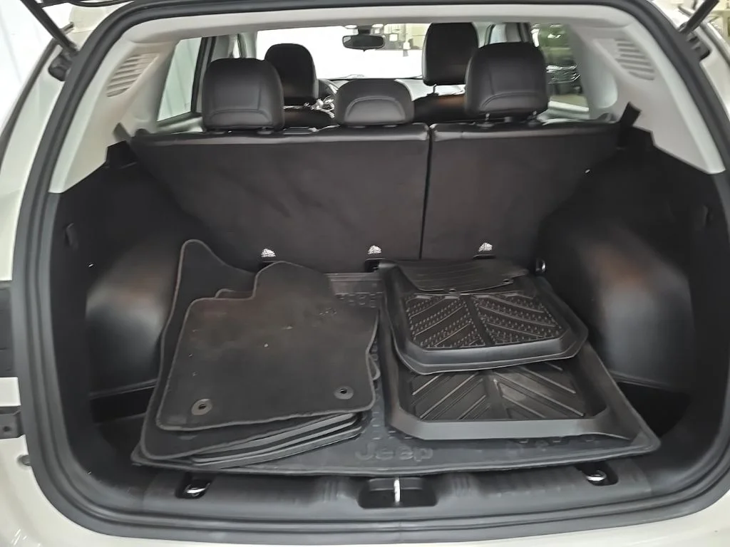 Used 2018 White Jeep Latitude image 11