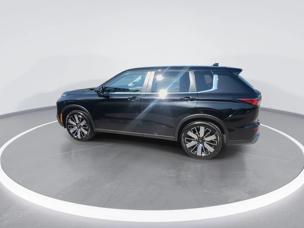 Used 2025 Black Mitsubishi SE image 6