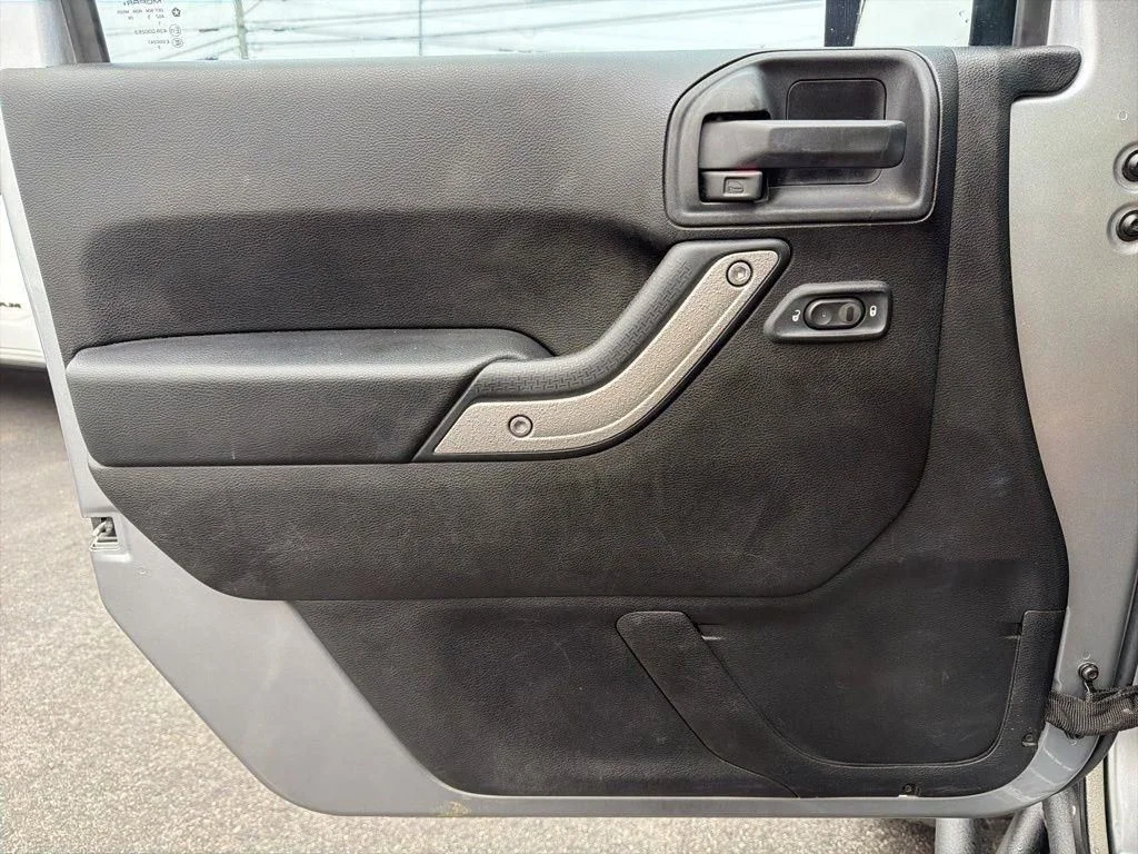 Used 2015 Silver Jeep Unlimited Sport image 40