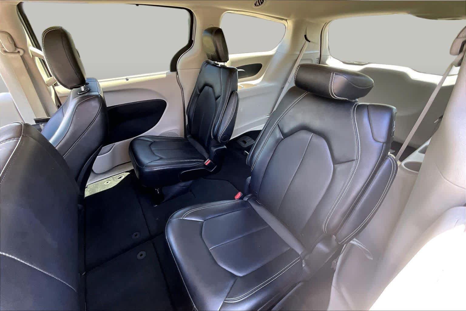 Used 2024 Silver Mist Clearcoat Chrysler Touring L image 20