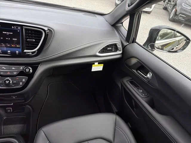 New 2026 Diamond Black Crystal Pearl-Coat Exterior Paint Chrysler Select image 15