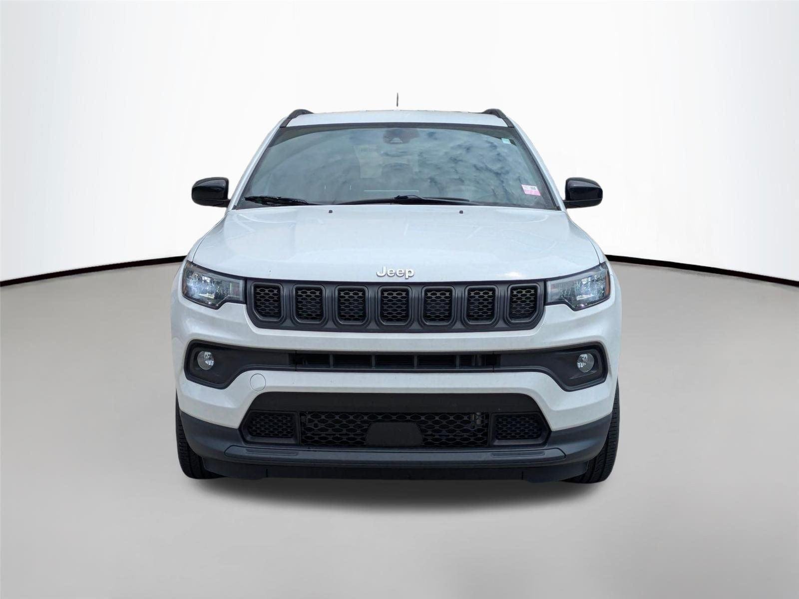 Used 2023 Bright White Clearcoat Jeep Latitude Lux image 2