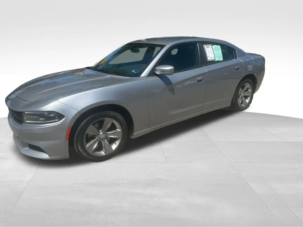 Used 2018 Silver Dodge V6 image 3