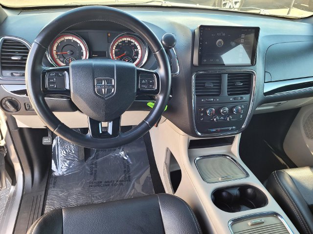Used 2017 Silver Dodge SXT image 9