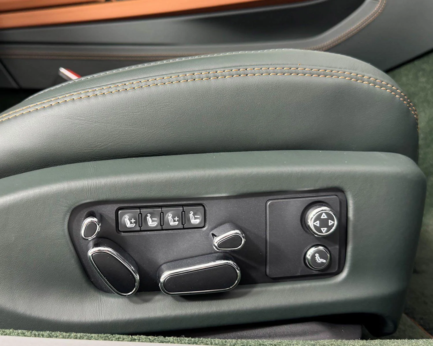 Used 2024 Green Bentley V8 S image 37